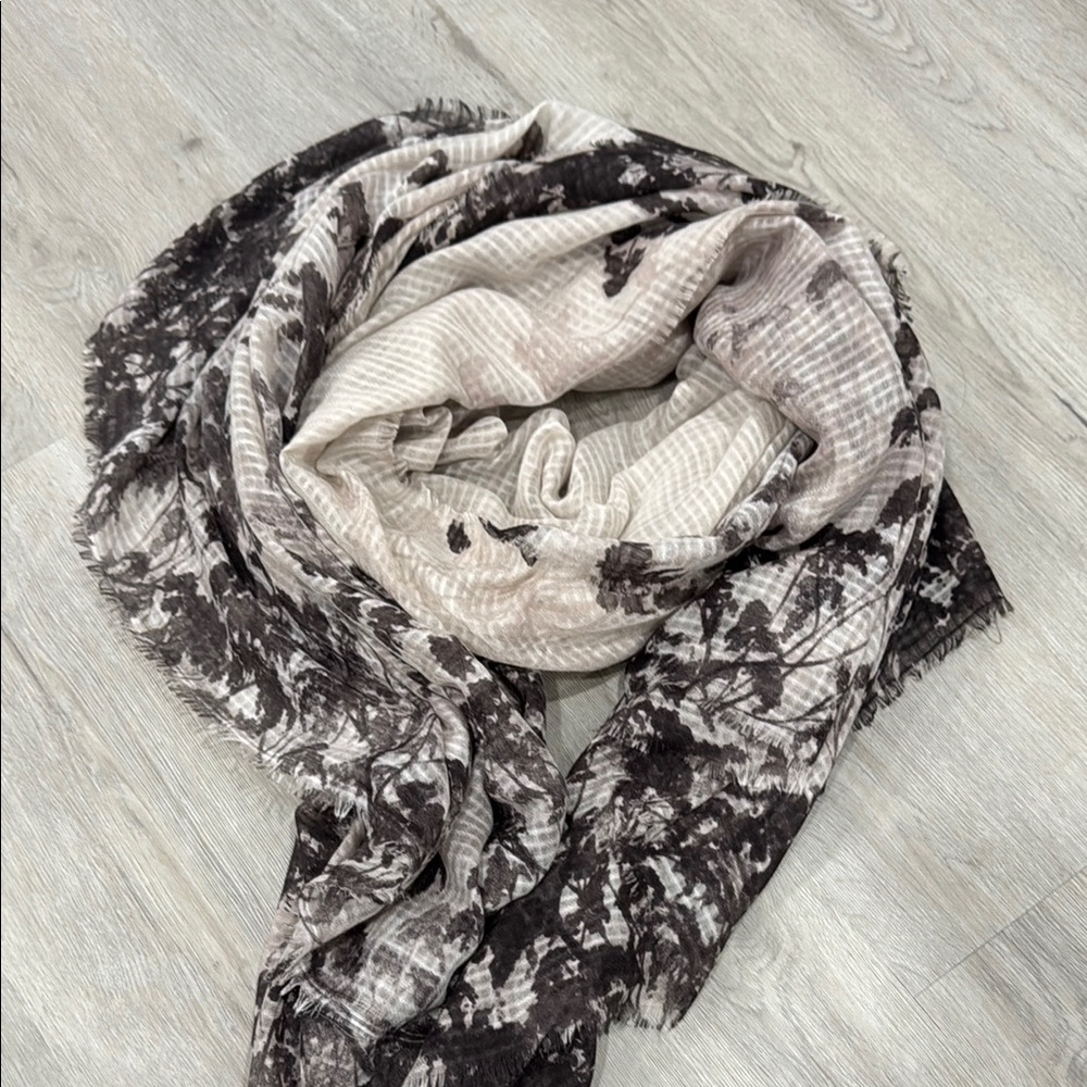 NWOT!Elegant Black and Cream Scarf